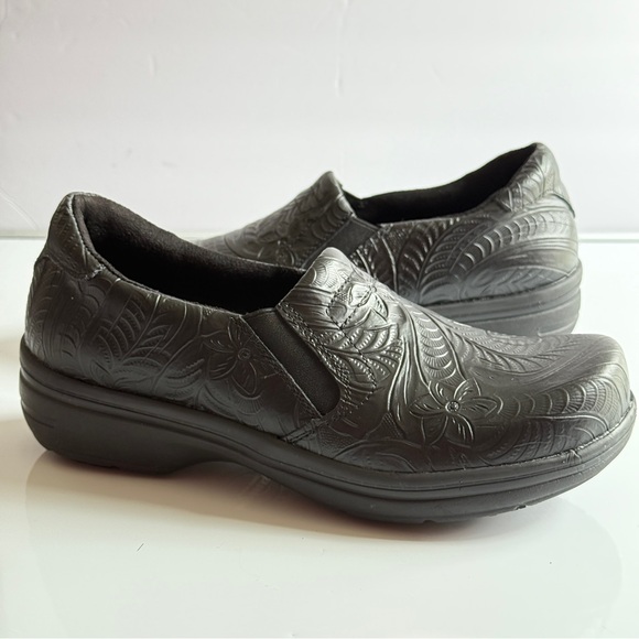 Easy Works by Easy Street Black Embossed Women's Slip-On Shoes Size - Picture 1 of 10